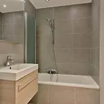 Duplex In Steps From Seafront شقة