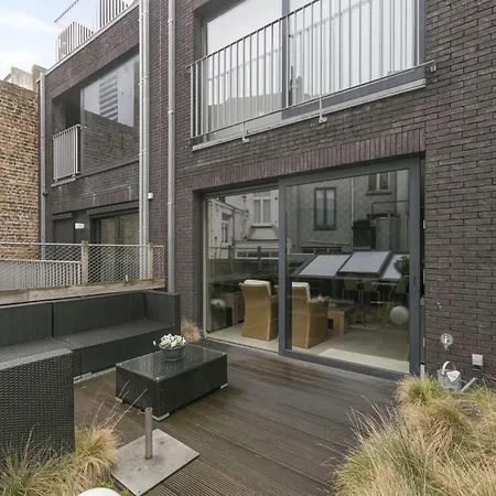 Duplex In Steps From Seafront شقة